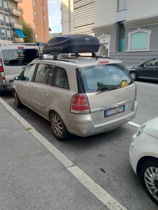 Ancora auto abbandonate in città, questa volta in via Longo: «Una è lì ferma da maggio…»