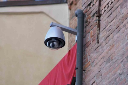 Rapinano un’anziana ad Ambivere, individuati con le telecamere. Il sindaco: «La videosorveglianza funziona»