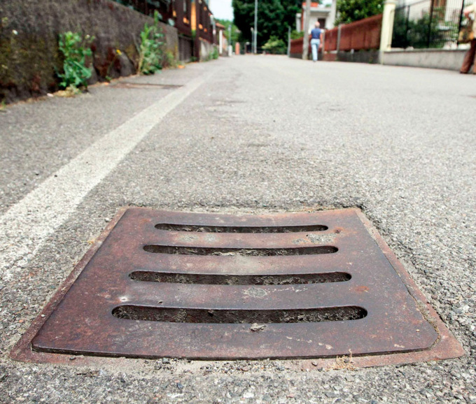 Ad Azzano San Paolo (e non soltanto lì) «ci sono anche i ladri di tombini di ghisa…»