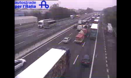 Traffico bloccato sull'A4 direzione Milano: lunghissime code, fino a 13 chilometri