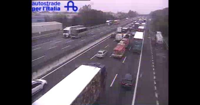 Traffico bloccato sull’A4 direzione Milano: lunghissime code, fino a 13 chilometri