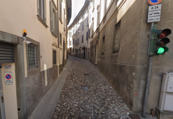 Auto oltre i limiti e ciottoli pericolosi in via Sant’Alessandro: «Verifiche e interventi nel 2025»