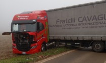 Tir fa inversione a U nei campi e resta impantanato a Caravaggio: traffico bloccato per 3 ore