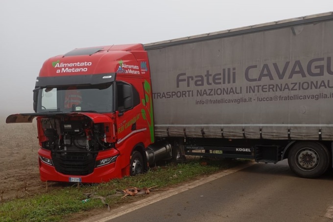 Tir fa inversione a U nei campi e resta impantanato a Caravaggio: traffico bloccato per 3 ore
