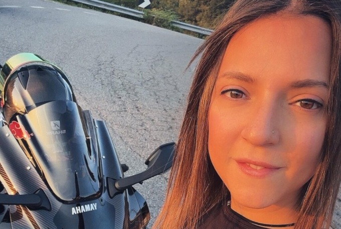 Moto scivola su una macchia di gasolio, muore bergamasca di 32 anni