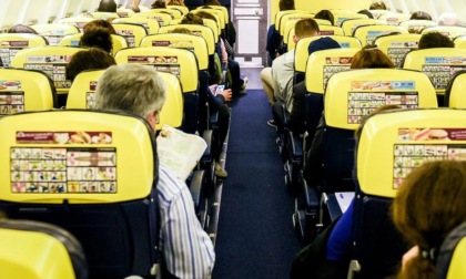 Lite tra passeggeri per futili motivi sul volo Bergamo-Napoli: il pilota li fa sbarcare