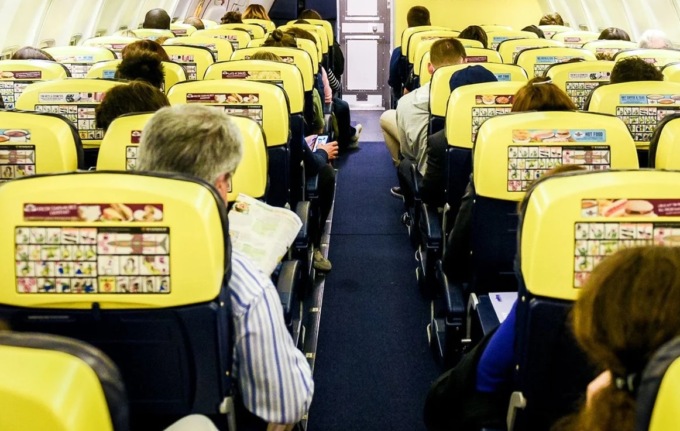 Lite tra passeggeri per futili motivi sul volo Bergamo-Napoli: il pilota li fa sbarcare