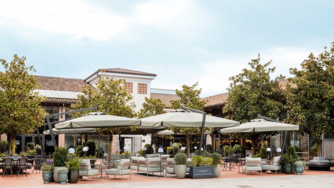 Food court e galleria rinnovate, tanti negozi nuovi: Franciacorta Village sempre più iconico
