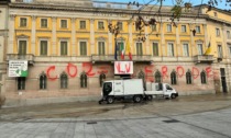 Vandalizzati nella notte Palazzo Frizzoni e Palazzo Uffici in centro a Bergamo. Il Comune sporge denuncia