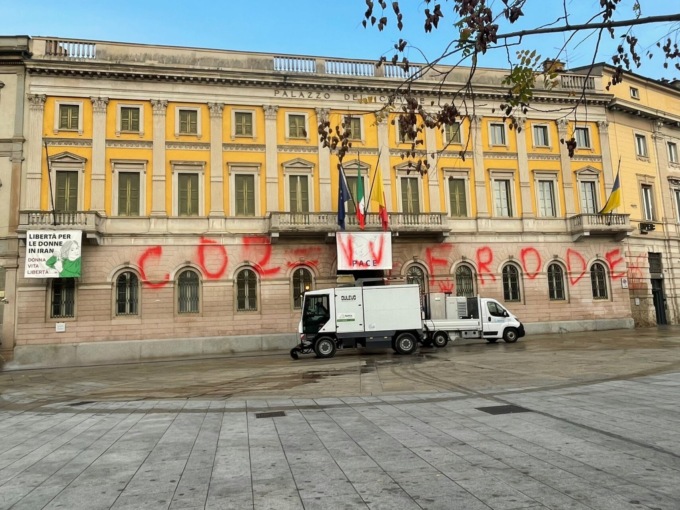 Le reazioni all’imbrattamento di Palafizzoni. E il centrodestra chiede maggior controllo