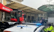 È morto in ospedale l’operaio di Azzano rimasto schiacciato contro il soffitto a Erba