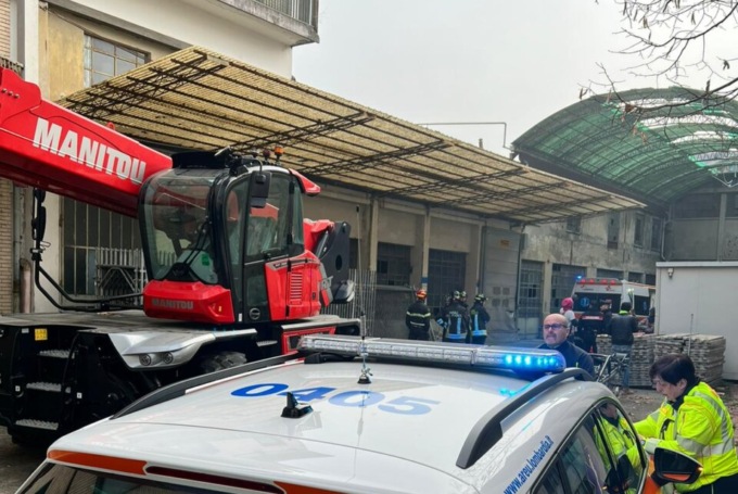È morto in ospedale l’operaio di Azzano rimasto schiacciato contro il soffitto a Erba