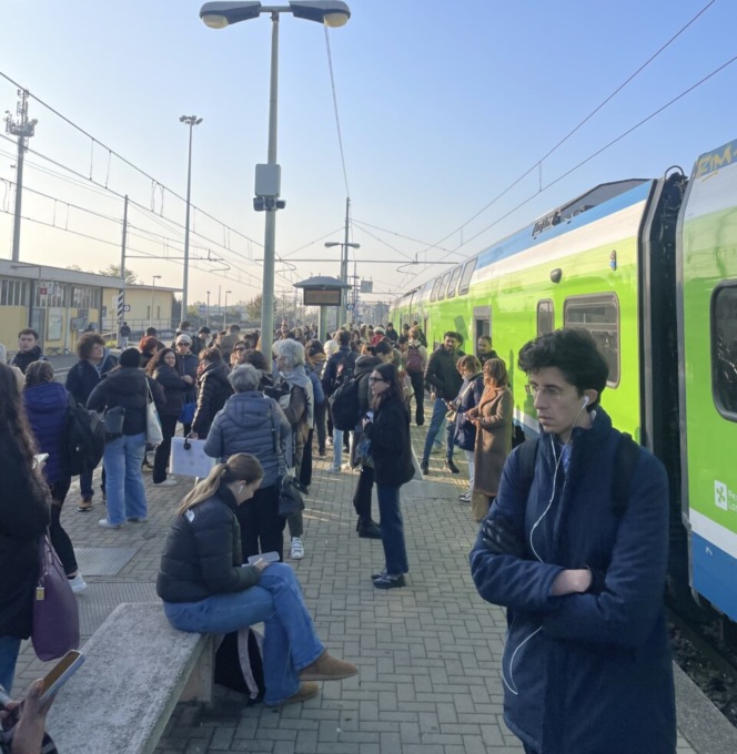 Attenzione a prendere il treno: ritardi fino a due ore, cancellazioni e modifiche