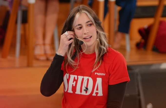Sospiro di sollievo per Angelica Gori ad “Amici”: vince la sfida con il suo inedito “Perché?”