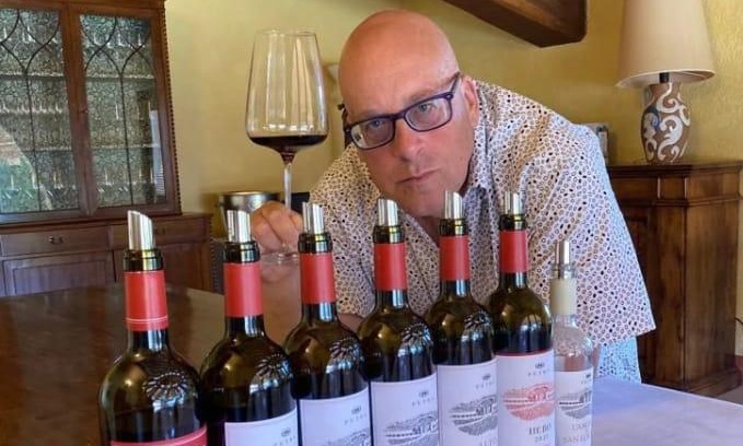 All’Enoteca San Tomaso è già Natale: vini, cesti, distillati, bollicine e… panettoni