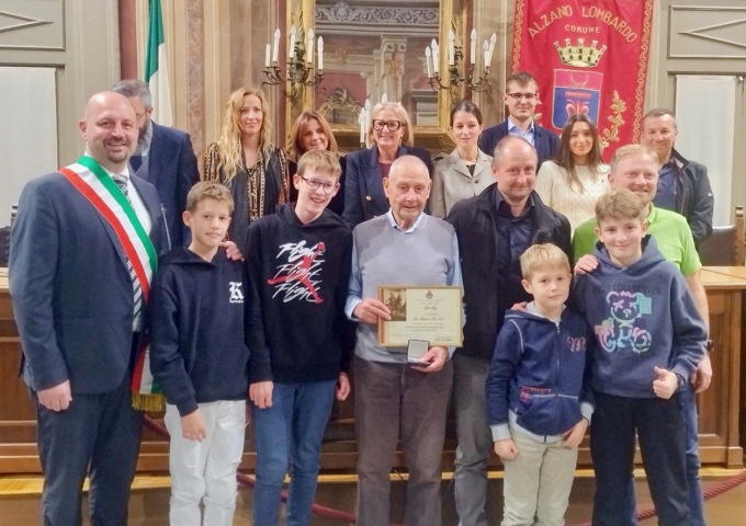 Il bel premio all’ottantacinquenne Luigi Gatti, curatore dei sentieri di Alzano