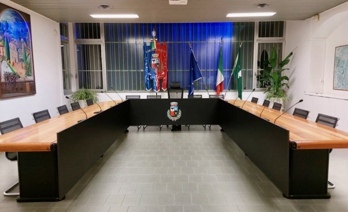 Prima chiedono il Consiglio comunale, poi abbandonano l’aula: è bagarre a Mozzo