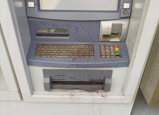 Bancomat di via Trieste sporco di sangue: inquietante giallo ad Azzano San Paolo