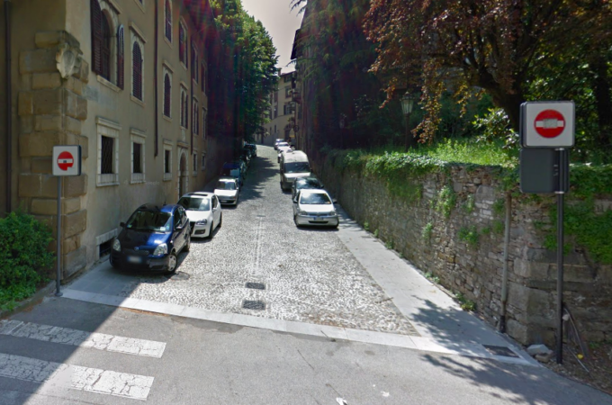 Ztl perenne in Città Alta? C’è chi inganna la telecamera di via San Lorenzo entrando in retro