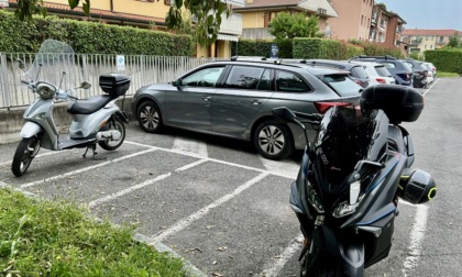 A Lallio è scoppiata la polemica: troppa gente parcheggia in terza fila