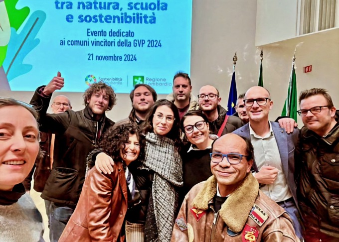 La piccola Olivia pulisce i mozziconi: premiata la foto («evocativa») di Stezzano