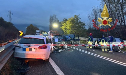 Scontro tra auto tra Rogno a Pisogne, quattro feriti e strada chiusa