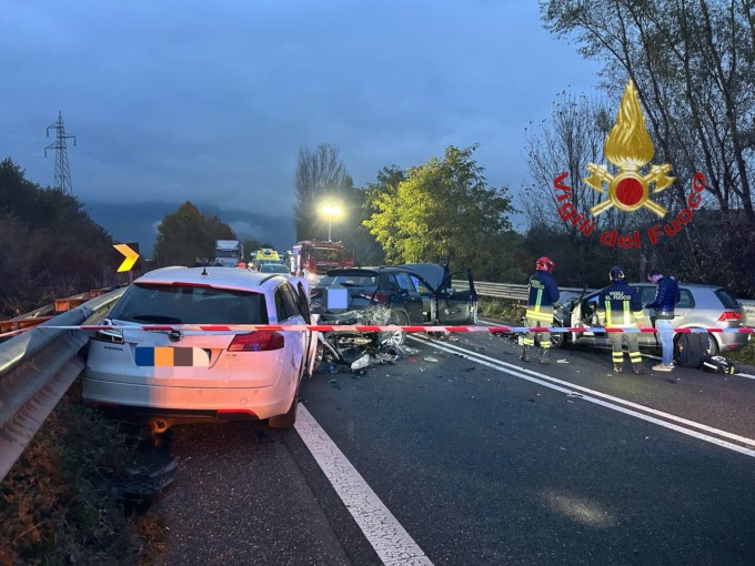 Scontro tra auto tra Rogno a Pisogne, quattro feriti e strada chiusa