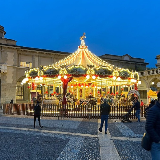 La storica giostra dei cavalli compie trent’anni: un simbolo del Natale di Bergamo