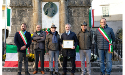 A Piazza Brembana premiato il dottor Mario Carminati con il premio "Mamma Calvi"