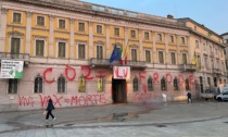 Imbrattamento di palazzo Frizzoni: erano in sei, con le lance spara vernice