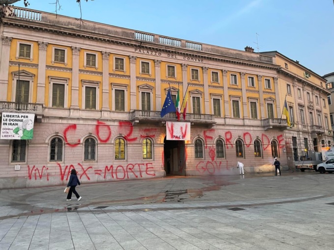 L’opposizione torna sul raid no-vax a Palazzo Frizzoni: «A che punto sono le indagini?»