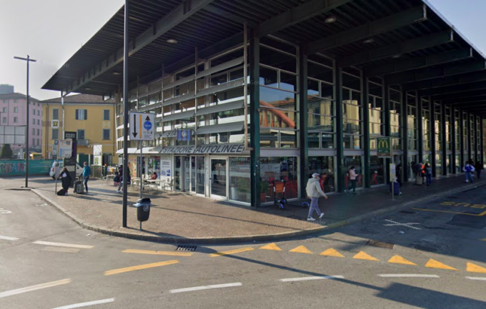 Accoltellamento in stazione autolinee a Bergamo: fermato uno dei due aggressori