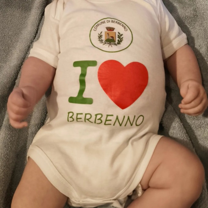 Bella idea: un body con la scritta «I love Berbenno» per ogni nuovo nato (e non solo…)