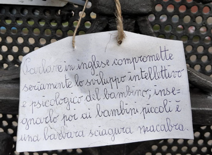 «L’inglese danneggia i bambini»: lo strano biglietto appeso al cancello dell’asilo di Rivolta