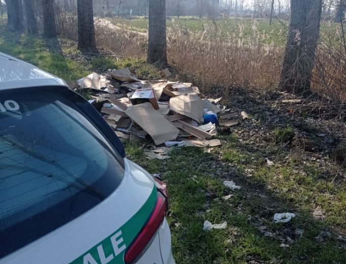 Caravaggio, muratori in cantiere abbandonano rifiuti al suolo: multati