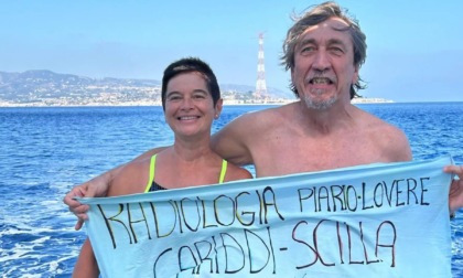 Celebra la guarigione superando a nuoto la Stretto di Messina