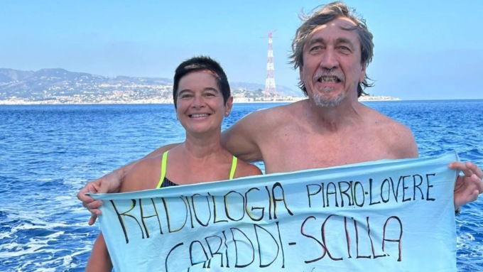 Celebra la guarigione superando a nuoto la Stretto di Messina