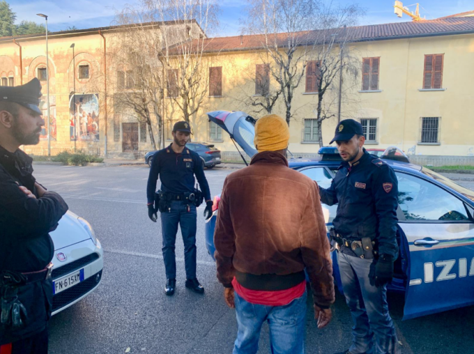 Controlli in zona stazione: denunciate 7 persone per possesso di droga, multato un negozio
