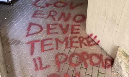 Il municipio di Seriate è stato imbrattato con scritte contro il Governo