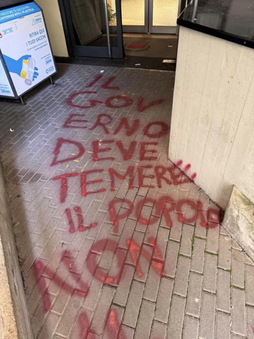 Il municipio di Seriate è stato imbrattato con scritte contro il Governo