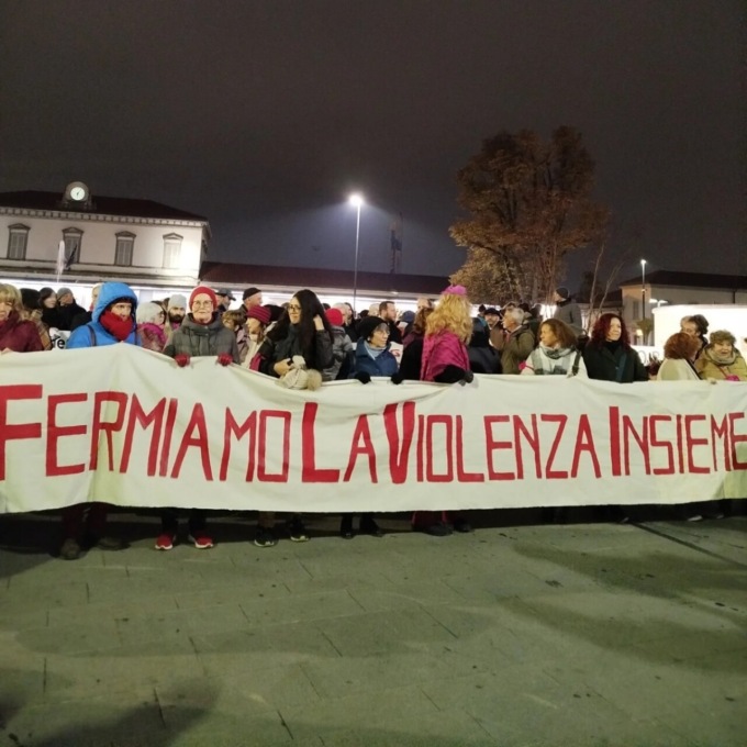 «Fermiamo la violenza insieme»: striscioni e cori nella marcia del 25 novembre a Bergamo