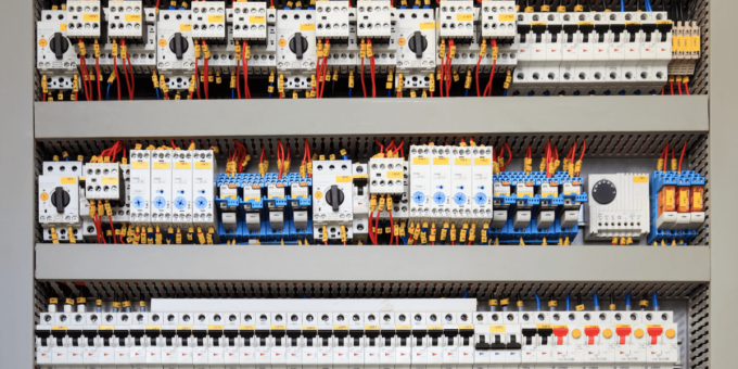 Perché le targhette per quadri elettrici sono fondamentali per la sicurezza