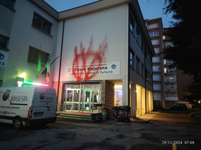 Imbrattato l’Istituto Majorana a Seriate, il sindaco: «Agiscono nella notte, come conigli»