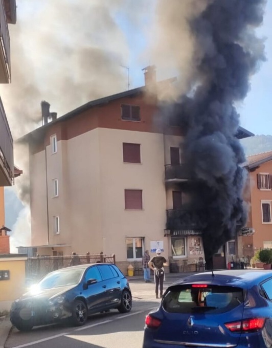 Incendio al ristorante L’Antica Pergola di Rovetta: nube di fumo e strada interrotta