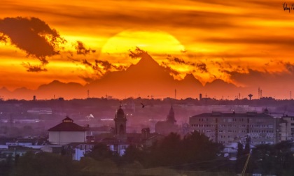 La splendida foto del Monviso infuocato scattata da Bergamo