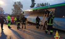 Autobus contro una recinzione per evitare un’auto a Romano