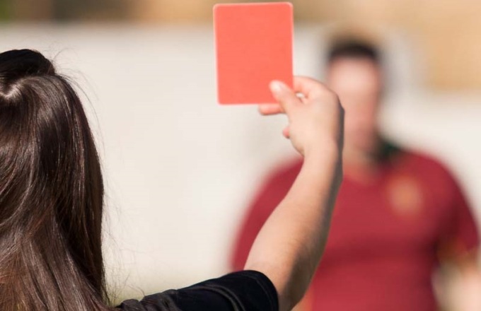 Offese sessiste all’arbitra 16enne, cacciato papà ultrà: niente più partite per lui