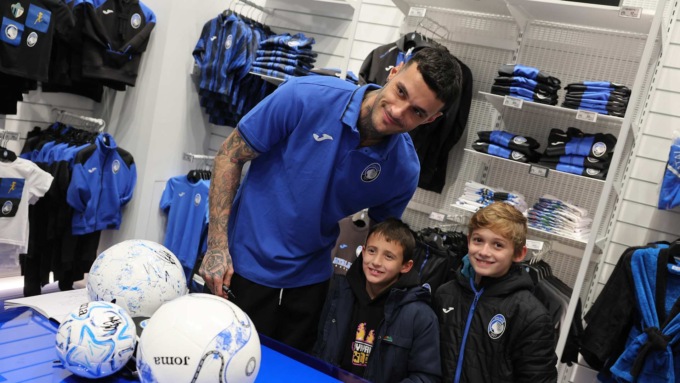 Bagno di folla all’Atalanta Store per Scamacca (c’era anche Antonio Percassi)