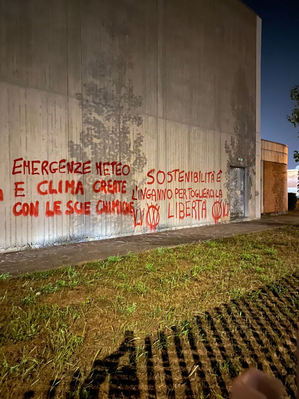 scritte atti vandalici Marconi Dalmine (1)