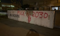 Vandalizzato con scritte negazioniste e complottiste l'Istituto Marconi di Dalmine